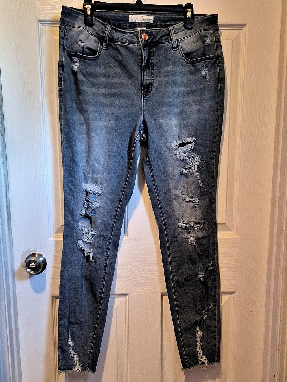 Distressed NWOT Skinny Jeans Women's